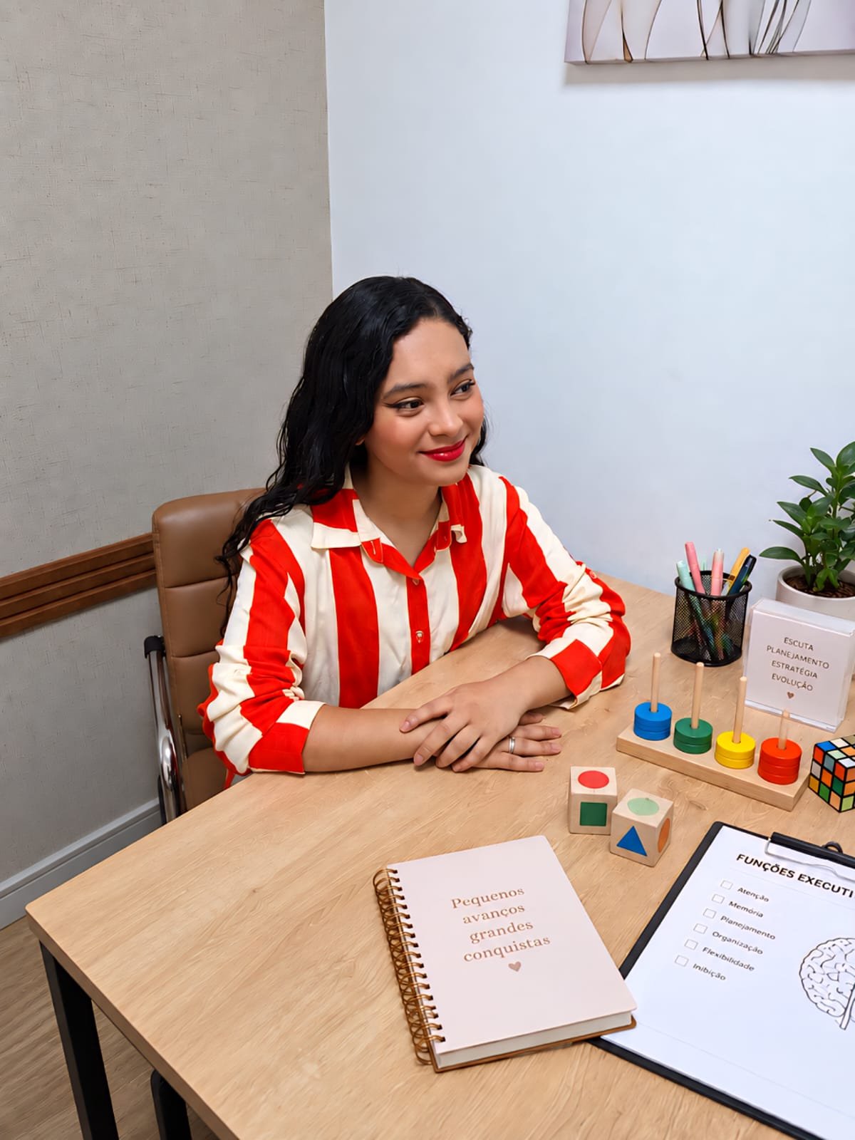 Daniele em mesa de avaliação com materiais clínicos